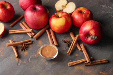 Taze elma tarçın ve toz gri dokulu arka plan üzerinde ile