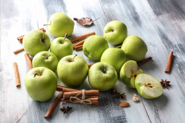 Taze elma ve tarçın ahşap arka plan üzerinde