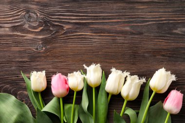Ahşap arka planda güzel laleler