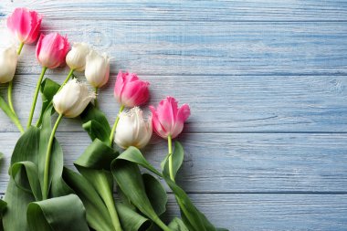 Ahşap arka planda güzel laleler