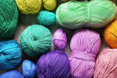 Renkli örgü iplik masada, üstten görünüm