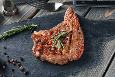 Ahşap masa lezzetli ızgara biftek ile kayrak Yönetim Kurulu