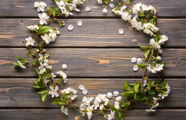 Ahşap arka plan güzel çiçek açması dallarında çerçeve yapılmış