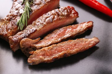 Plaka, closeup lezzetli ızgara kesme biftek