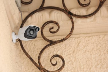 Açık havada binanın duvarına yüklü Modern Cctv kamera