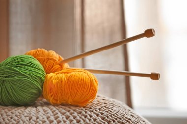 Renkli iplikler ve kabarık kapalı iğne falan batmazdı örgü