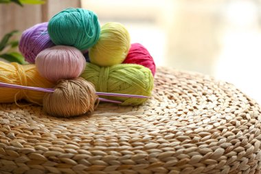 Renkli iplikler ve iğneler masada kapalı örgü