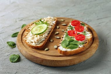 Dokulu masada lezzetli tost