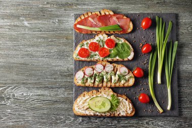 Ahşap masa üzerinde lezzetli tost ile kompozisyon
