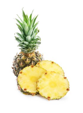 Ananas beyaz zemin üzerine dilimlenmiş Delicious