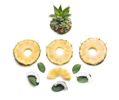 Beyaz zemin üzerine lezzetli dilimlenmiş ananas ile kompozisyon