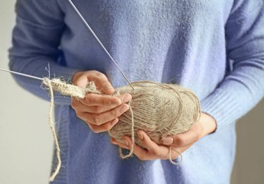 Örgü iplik ve iğneler, closeup ile genç kadın