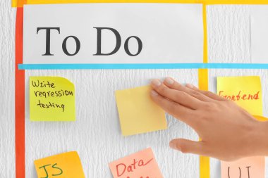 Scrum Görev panosuna Office takma yapışkan not dostum