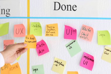Scrum görev kurulu Office yakınındaki etiketi ile adam