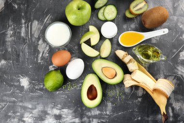 Gri dokulu arka plan üzerinde ev yapımı kozmetikler için doğal maddeler