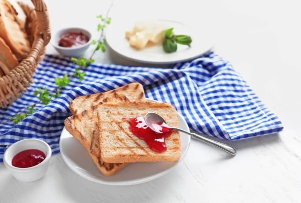 Pain Grillé Avec Confiture Sur Assiette — Photo