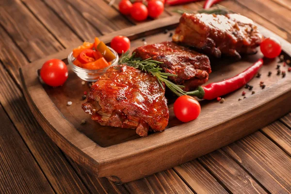 Deliciosas Costillas Parrilla Con Verduras Sobre Tabla Madera —  Fotos de Stock