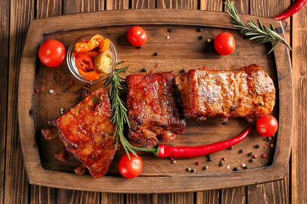 Delicious Grilled Ribs Vegetables Wooden Board — Stock Photo, Image