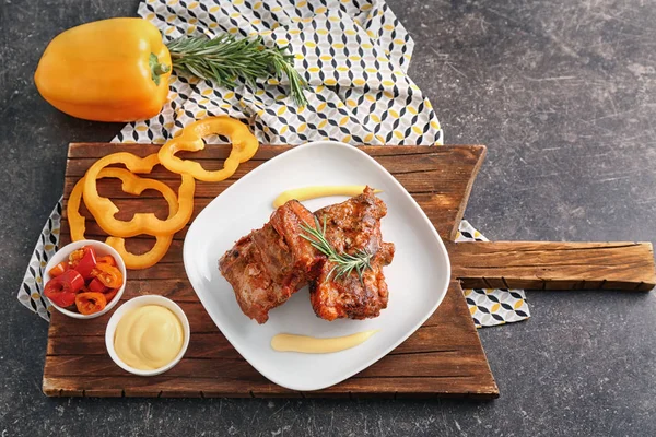 Assiette Avec Délicieuses Côtes Grillées Sauce Légumes Sur Planche Bois — Photo