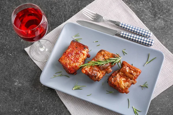 Lezzetli ızgara kaburga ve masada kırmızı şarap ile plaka