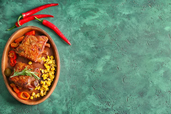 おいしい焼きカルビとテーブルの上のトウモロコシ種子のプレート — ストック写真
