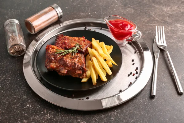 Assiette Avec Délicieuses Côtes Grillées Frites Sur Plateau Métal — Photo