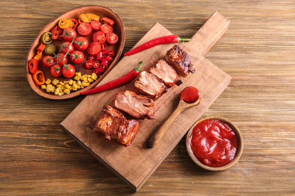 Wooden Board Delicious Grilled Ribs Vegetables Table — Stock Photo, Image