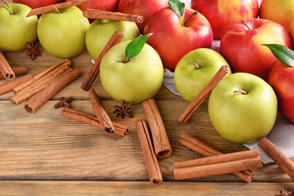 Fresh Apples Cinnamon Sticks Wooden Table — Stock Photo, Image