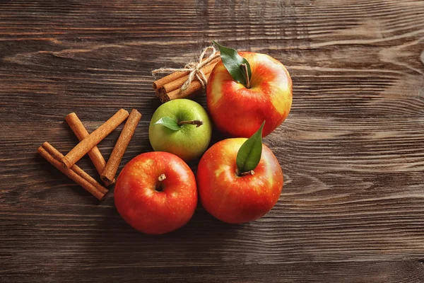 Composition Fresh Apples Cinnamon Sticks Wooden Background — Stock Photo, Image