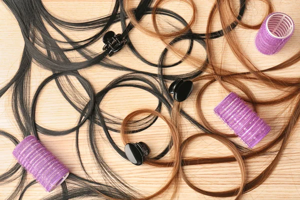 Curlers Strands Hair Wooden Background — Stock Photo, Image
