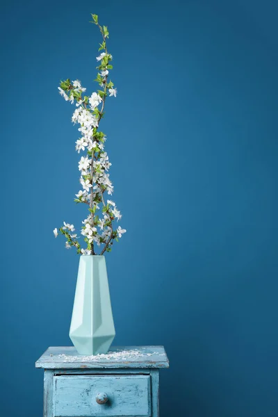 Ваза Красивою Квітучою Гілкою Столі Кольоровому Фоні — стокове фото