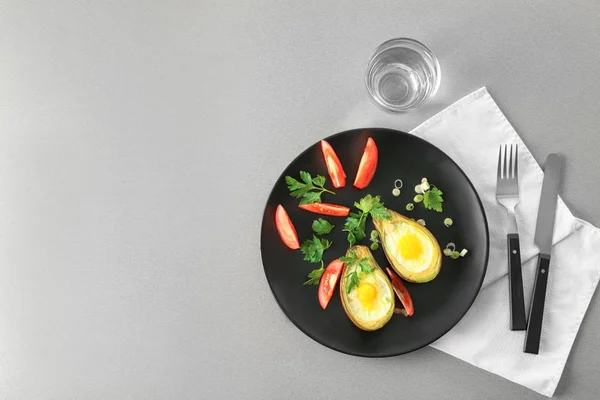 Assiette Avec Savoureux Œufs Cuits Avocat Tomates Fraîches Sur Table — Photo