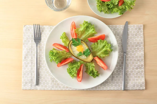 吃鳄梨和餐桌上新鲜蔬菜的美味鸡蛋盘 — 图库照片