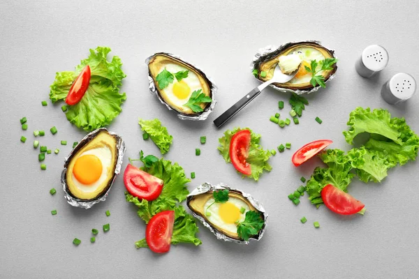 Αβοκάντο Που Ψήνεται Αυγά Αλουμινόχαρτο Και Φρέσκα Λαχανικά Στο Τραπέζι — Φωτογραφία Αρχείου