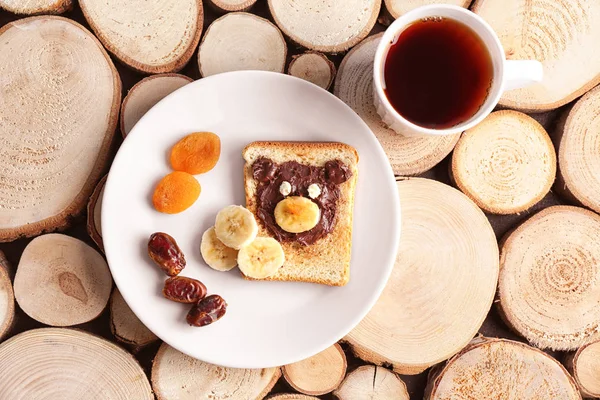 Plattan Med Kreativa Toast För Barn Och Kopp Träbord — Stockfoto