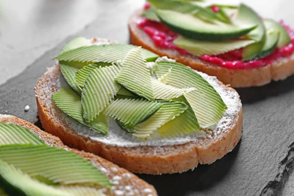 Heerlijke Toast Met Avocado Leisteen Plaat Close — Stockfoto