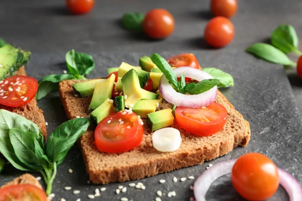 Heerlijke Toast Met Avocado Leisteen Plaat Close — Stockfoto