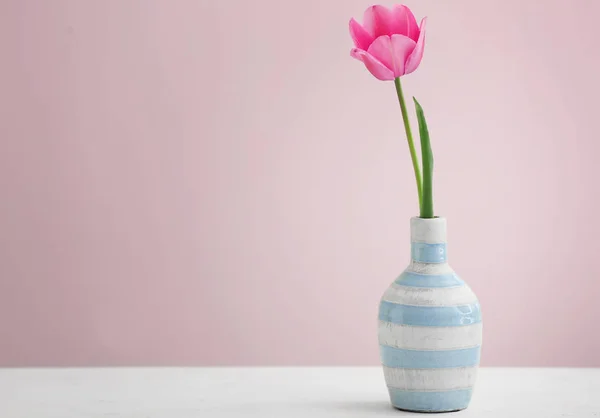 Ваза Красивим Тюльпаном Світлому Столі Кольоровому Фоні — стокове фото