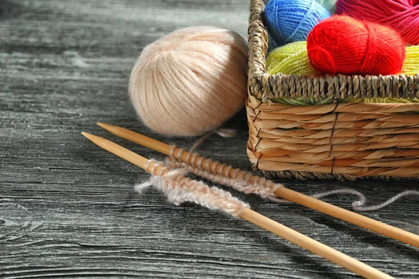 木桌针织纱和针柳条篮 — 图库照片