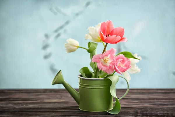Gießkanne Mit Schönen Tulpen Auf Dem Tisch Vor Hellem Hintergrund — Stockfoto