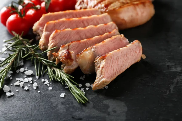 Délicieuse Viande Grillée Avec Romarin Tomates Sel Sur Table — Photo