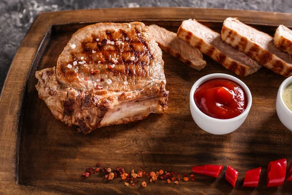 Deliciosa Carne Parrilla Con Salsas Sobre Tabla Madera —  Fotos de Stock