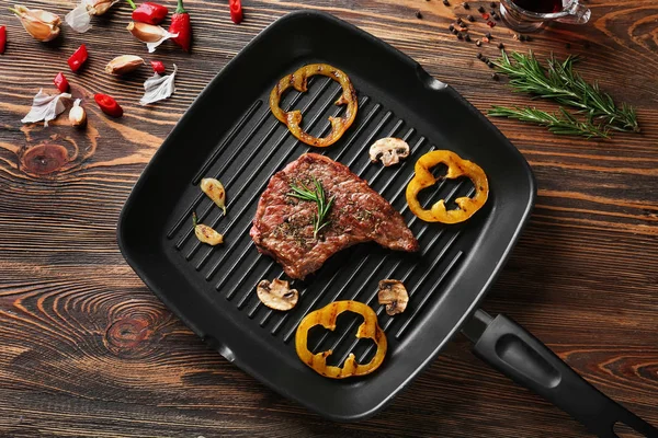 Pfanne Mit Leckerem Gegrillten Steak Und Gemüse Auf Holztisch — Stockfoto
