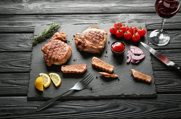 Deliciosa Carne Grelhada Com Molho Legumes Prato Ardósia — Fotografia de Stock