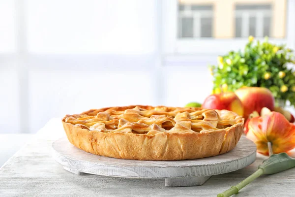 Leckerer Hausgemachter Apfelkuchen Auf Holztisch — Stockfoto