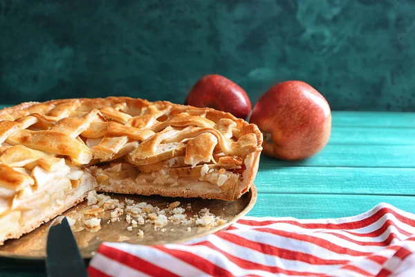 Teller Mit Leckerem Hausgemachtem Apfelkuchen Auf Holztisch — Stockfoto