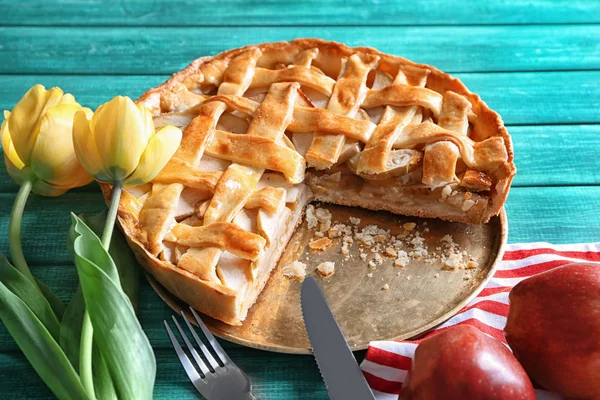 Teller Mit Leckerem Hausgemachtem Apfelkuchen Auf Holztisch — Stockfoto