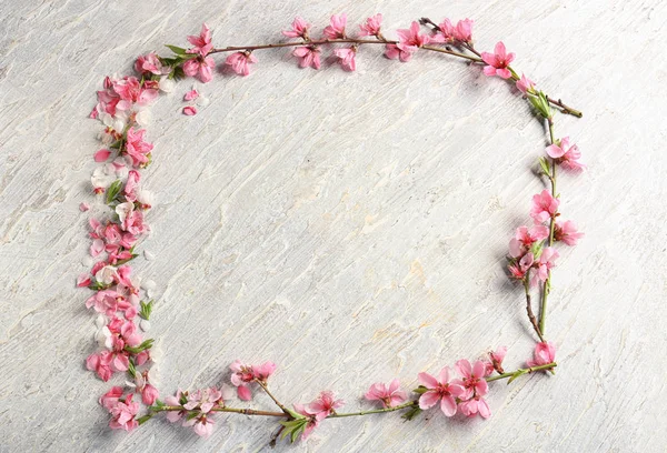 Güzel çiçek dalları ve yaprakları üzerinde açık renkli çerçeve yaptı