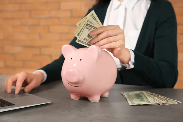 Pénzt Üzembe Piggy Bank Táblázat — Stock Fotó