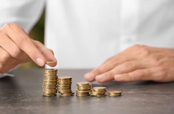 Man Stacking Coins Table — Stock Photo, Image